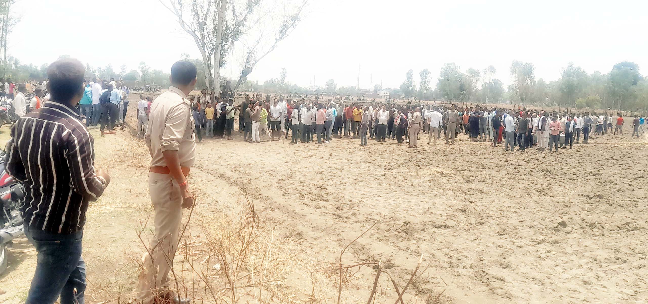 तेंदुए को देखने के लिए लगी भीड़ को खदेड़ती पुलिस