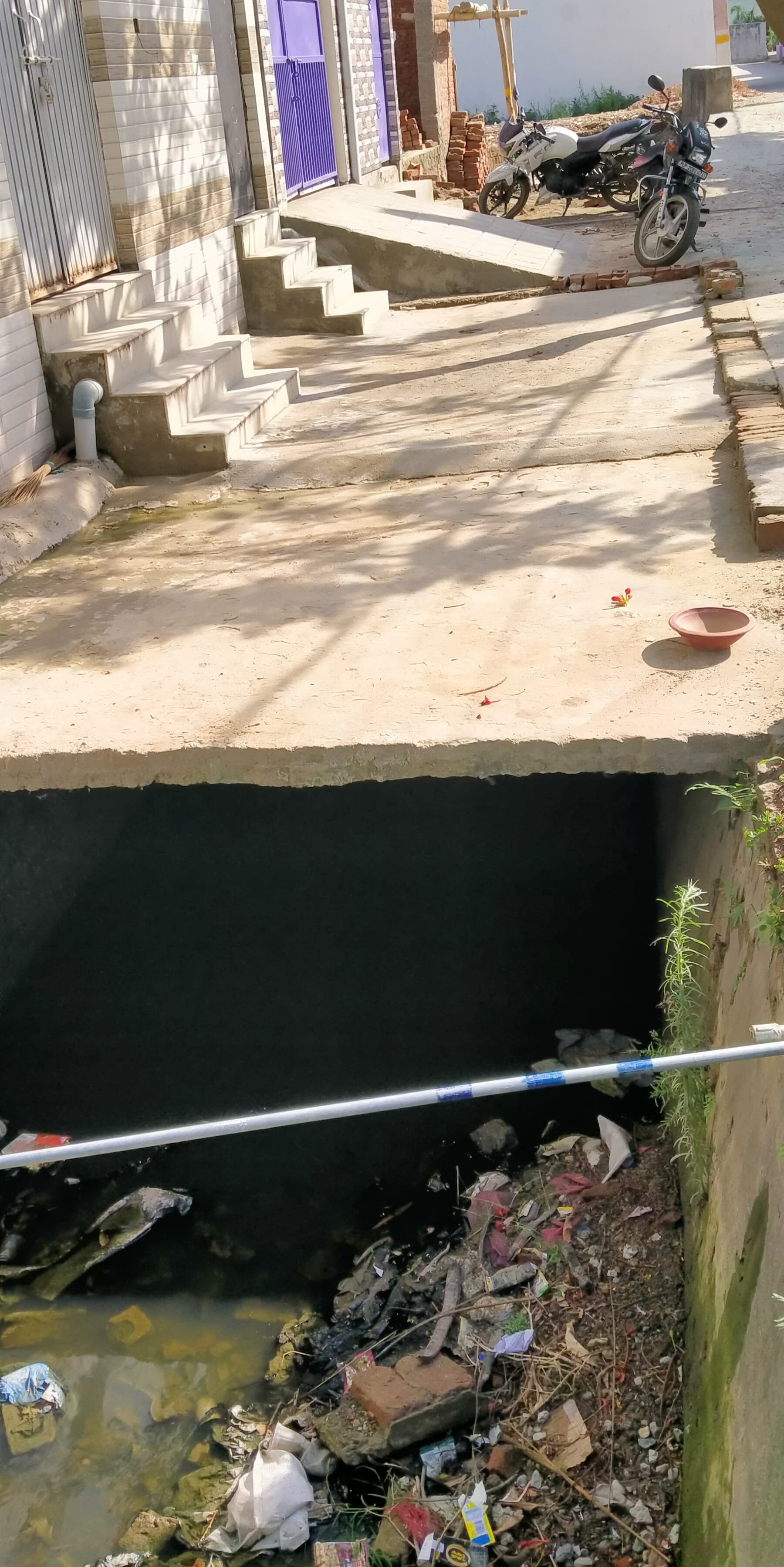 धामपुर टीचर्स कॉलोनी , सुंदरनगर में ईकडा नाले के ऊपर बना अवैध अतिक्रमण धामपुर टीचर्स कॉलोनी , सुंदरनगर में ईकडा नाले के ऊपर बना अवैध अतिक्रमण