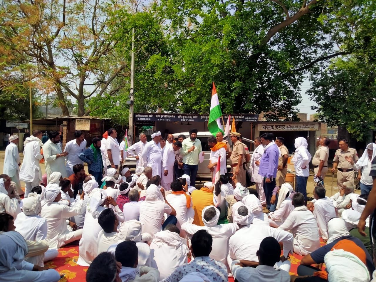 आदमपुर तहसील का घेराव करते किसान। आदमपुर तहसील का घेराव करते किसान।