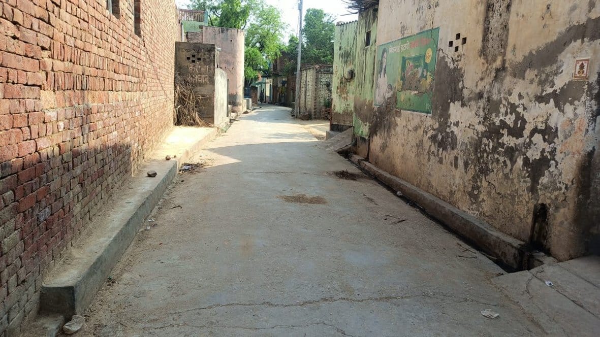 बाछौड़ गांव में सूनी पड़ी गली बाछौड़ गांव में सूनी पड़ी गली
