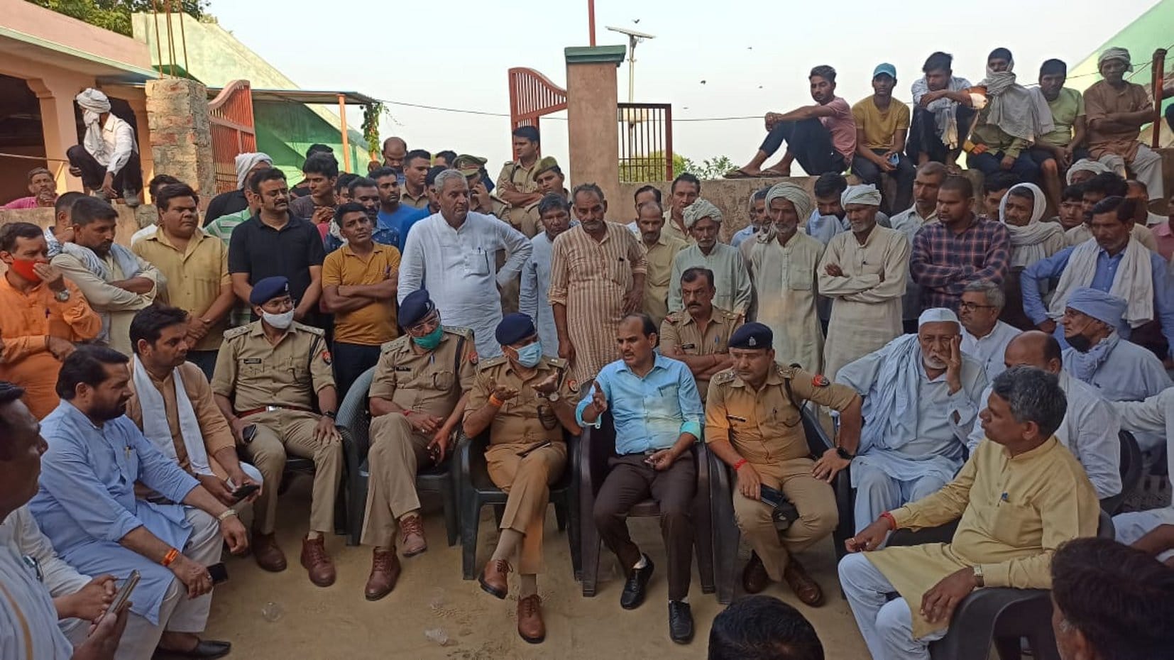 बागपत के छपरौली क्षेत्र के बाछौड़ गांव में मां और दो बेटियों की मौत के बाद ग्रामीणों को समझाते एए? बागपत के छपरौली क्षेत्र के बाछौड़ गांव में मां और दो बेटियों की मौत के बाद ग्रामीणों को समझाते एए?