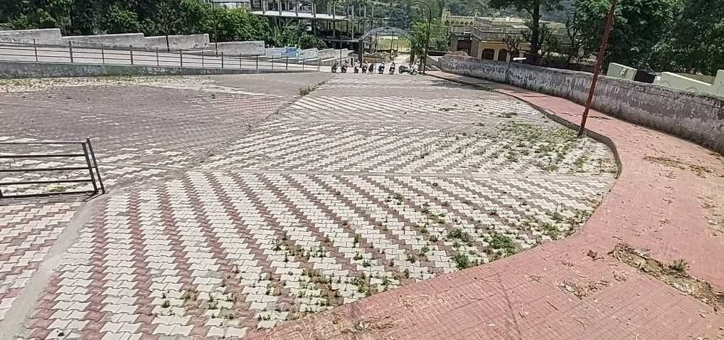 बागेश्वर के रोडवेज स्टेशन के परिसर में उग रही घास और जगह-जगह टूटा फर्श। संवाद न्यूज एजेंसी