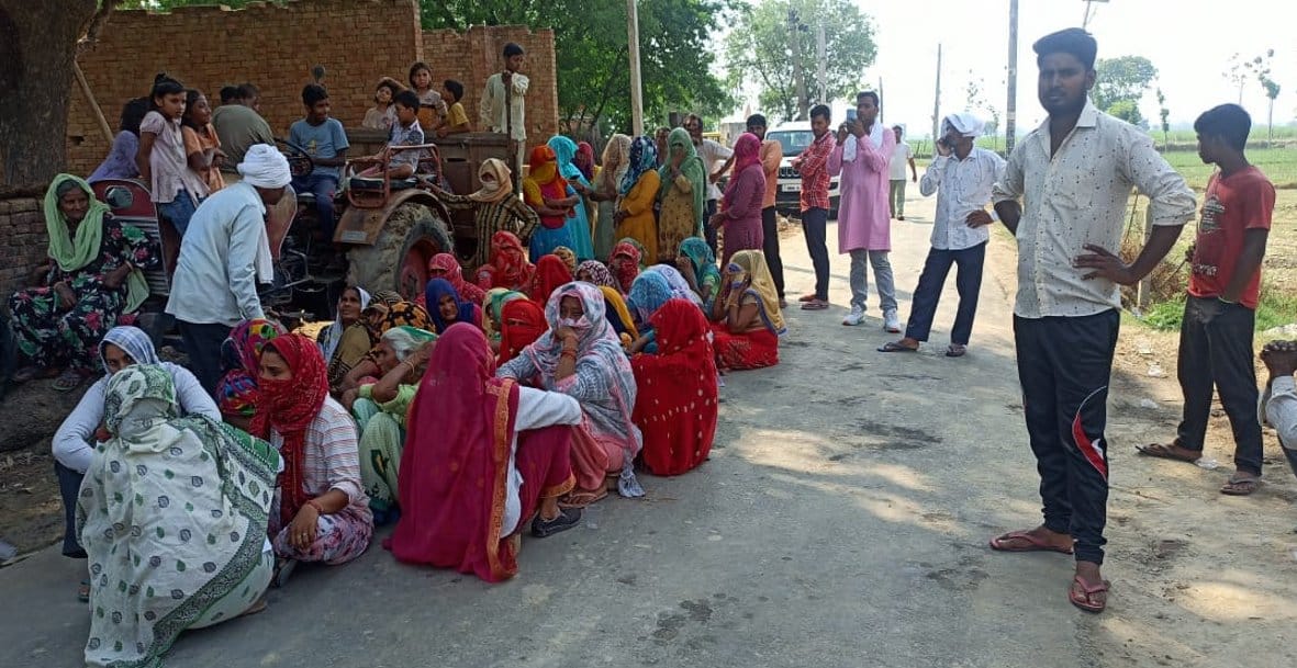 छपरौली क्षेत्र के बाछौड़ गांव में सड़क पर बैठकर जाम लगाती महिलाएं छपरौली क्षेत्र के बाछौड़ गांव में सड़क पर बैठकर जाम लगाती महिलाएं
