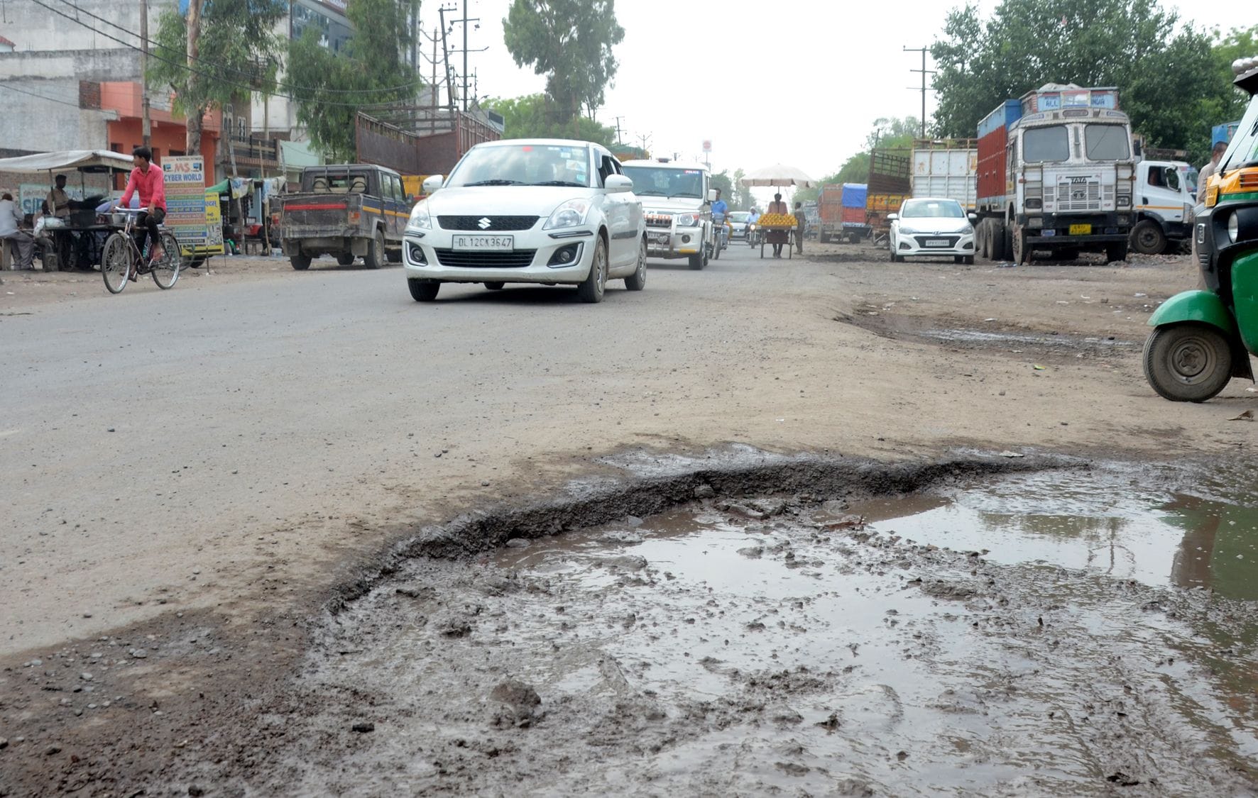 एलमपुर के पास जीटी रोड पर गड्ढे।