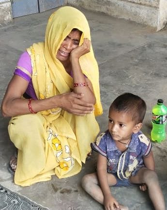 फोटो-17- रोती बिलखती मृतक की पत्नी राजवती फोटो-17- रोती बिलखती मृतक की पत्नी राजवती