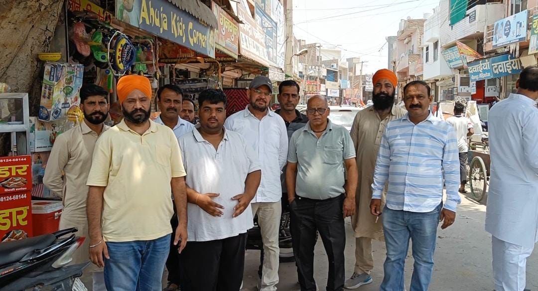 फतेहाबाद में पाइप लाइन डालने को लेकर इकट्ठे हुए दुकानदार व अन्य।