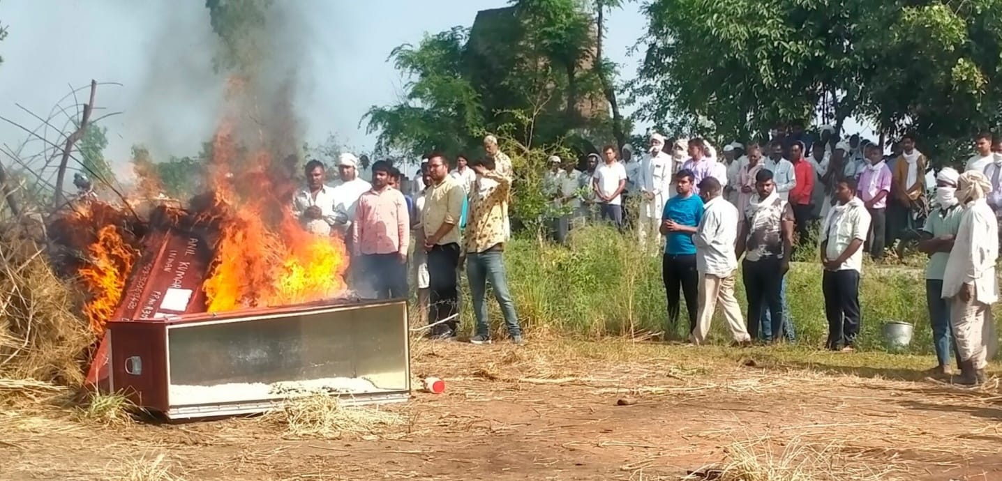 कैराना के बुच्चाखेड़ी में किया गया अनिल का अंतिम संस्कार। कैराना के बुच्चाखेड़ी में किया गया अनिल का अंतिम संस्कार।