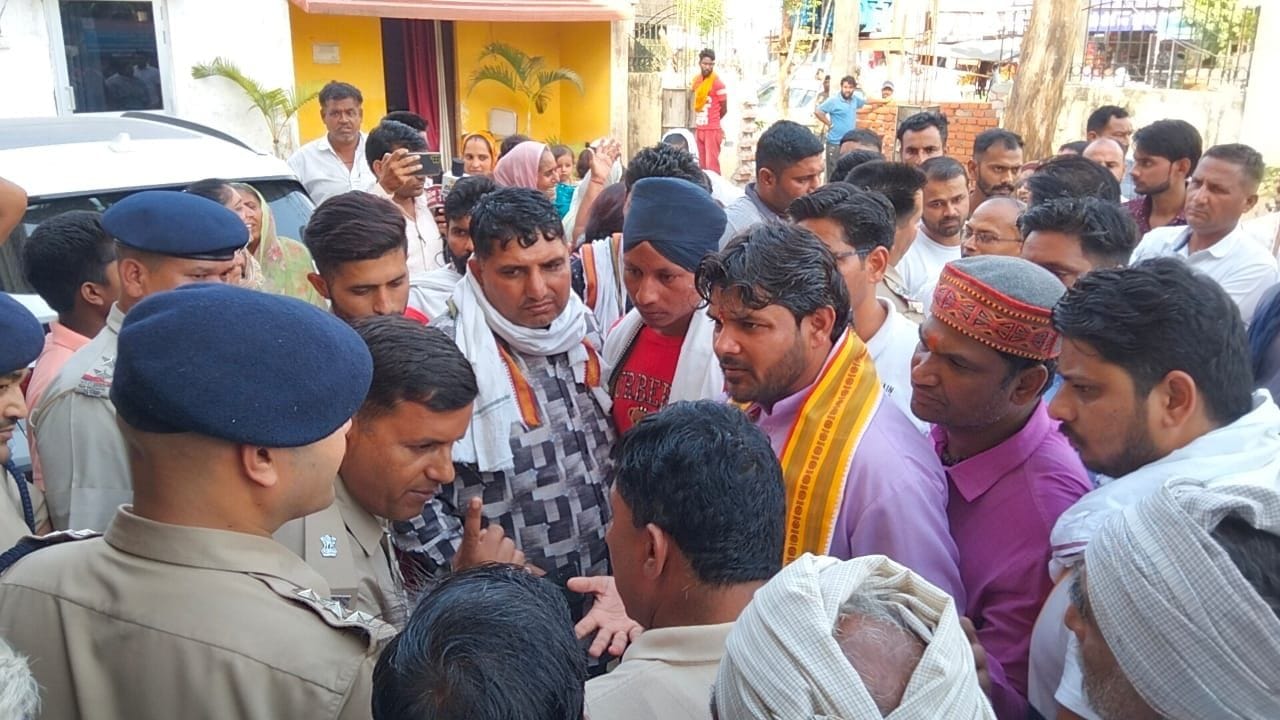 कोतवाली में घेराव के दौरान आक्रोशित लोगों को समझाते पुलिस कर्मी। संवाद