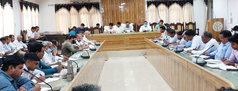 शामली कलक्ट्रेट में आयोजित बैठक में भाग लेते अधिकारी। शामली कलक्ट्रेट में आयोजित बैठक में भाग लेते अधिकारी।