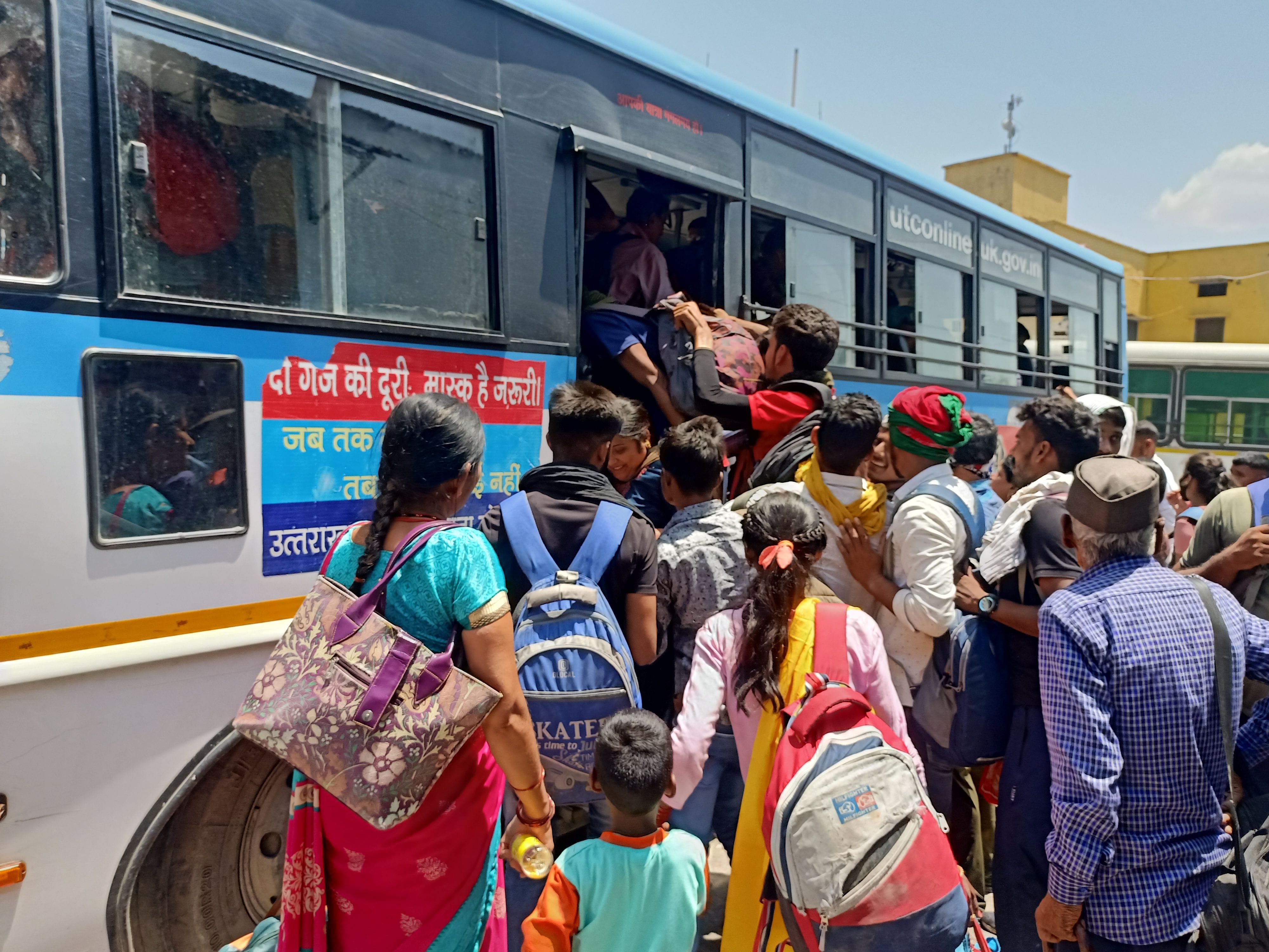 टनकपुर में रोडवेज बस में चढने के लिए यात्रियों में मची मारामारी। टनकपुर में रोडवेज बस में चढने के लिए यात्रियों में मची मारामारी।