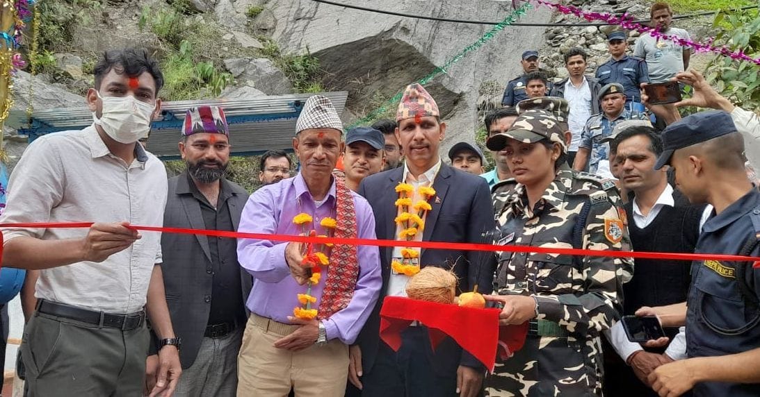 धारचूला में महाकाली नदी पर बनाए गए झूलापुल का उद्घाटन करते पिथौरागढ़ नेपाल के सीडीओ और पिथौरगढ़ ? धारचूला में महाकाली नदी पर बनाए गए झूलापुल का उद्घाटन करते पिथौरागढ़ नेपाल के सीडीओ और पिथौरगढ़ ?