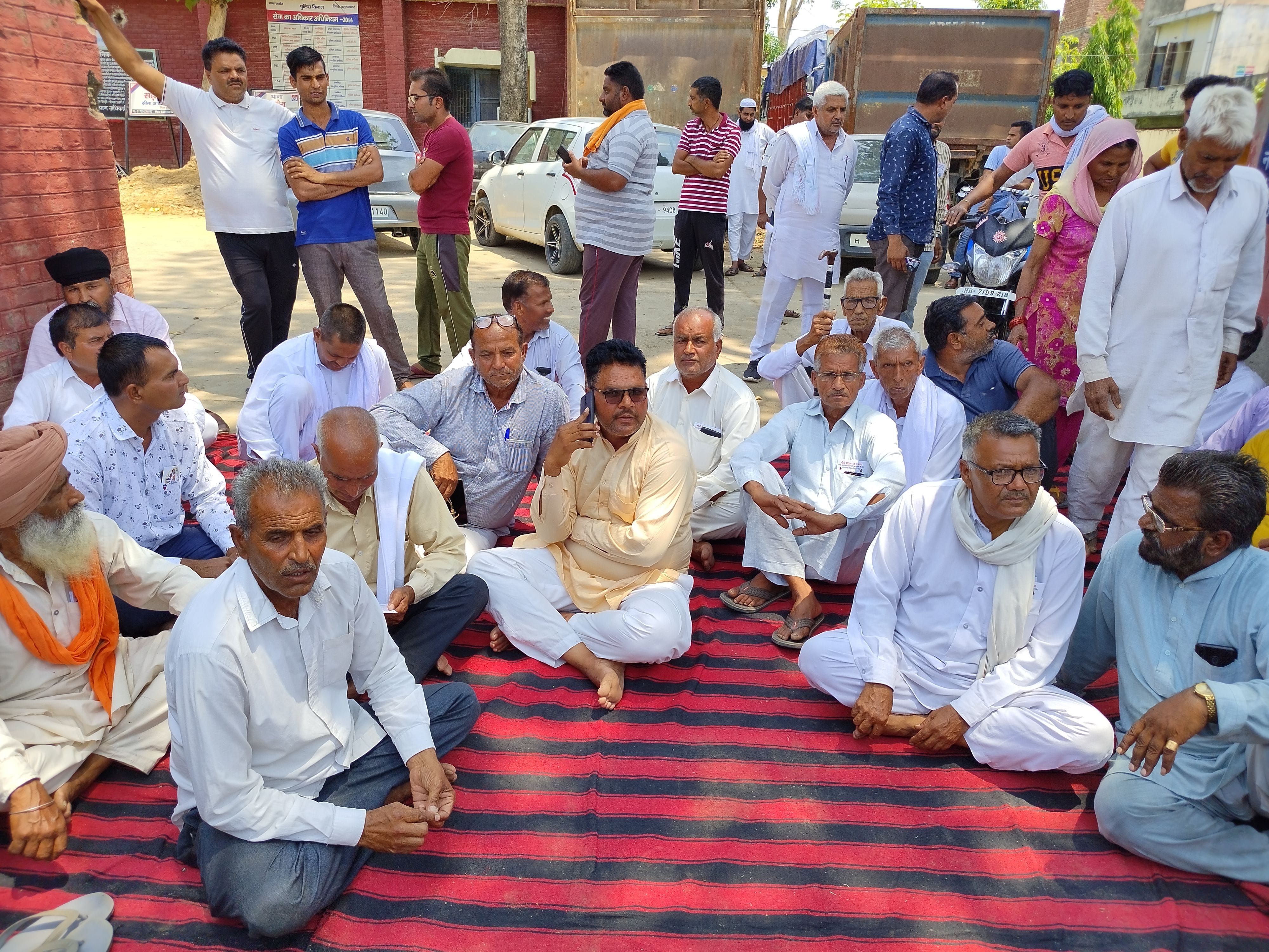 Farmers surrounded the police station when the work of the chicken processing factory did not stop, sitting in the middle of the gate Farmers surrounded the police station when the work of the chicken processing factory did not stop, sitting in the middle of the gate