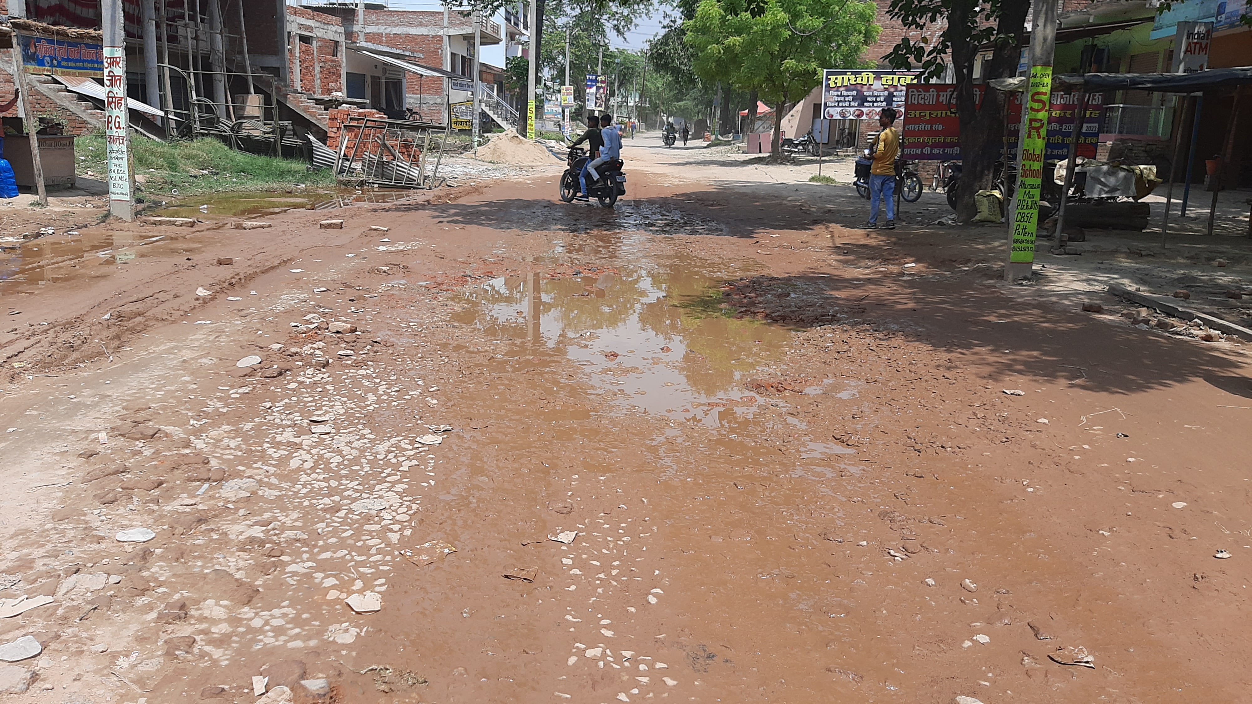 गड्ढे में तब्दील और बदहाल अमिला अजमतगढ़ मार्ग।संवाद गड्ढे में तब्दील और बदहाल अमिला अजमतगढ़ मार्ग।संवाद