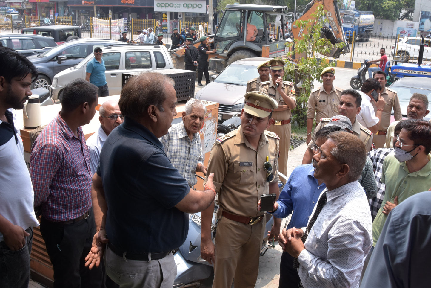 कोर्ट रोड़ पर अतिक्रमण के हटाने के दौरान सड़क रखे जनरेटर को खाली चेतावनी देकर छोड़ती निगम की टीम