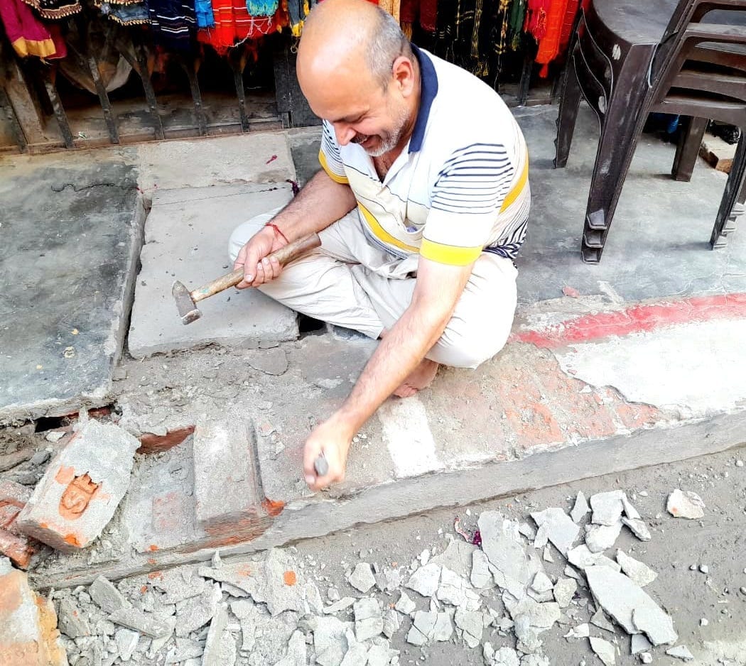 कांधला में निशानदेही की जद में आए अतिक्रमण को व्यापारी स्वयं हटाते हुए। कांधला में निशानदेही की जद में आए अतिक्रमण को व्यापारी स्वयं हटाते हुए।