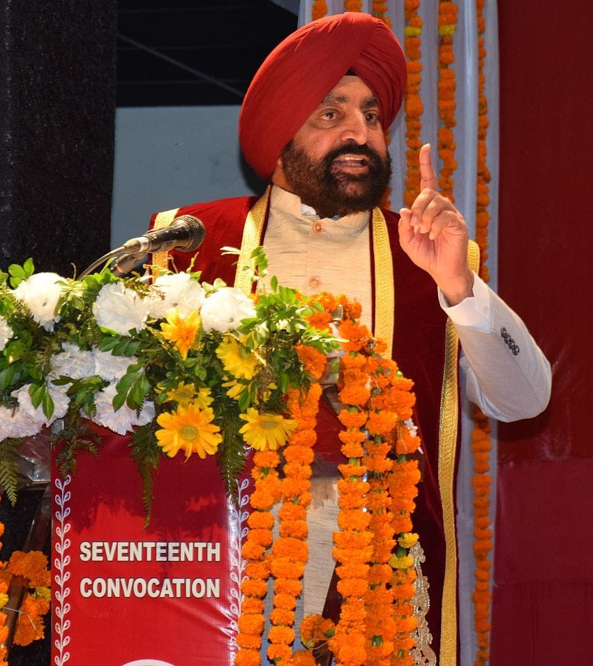 नैनीताल के डीएसबी परिसर में 17वें दीक्षांत समारोह में संबोधित करते ले.ज. गुरमीत सिंह। नैनीताल के डीएसबी परिसर में 17वें दीक्षांत समारोह में संबोधित करते ले.ज. गुरमीत सिंह।