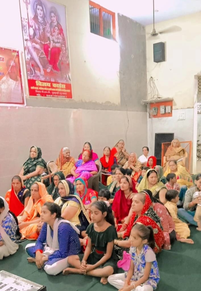 पुरकाजी के प्राचीन शिव मंदिर में कथा सुनते श्रद्धालुजन पुरकाजी के प्राचीन शिव मंदिर में कथा सुनते श्रद्धालुजन