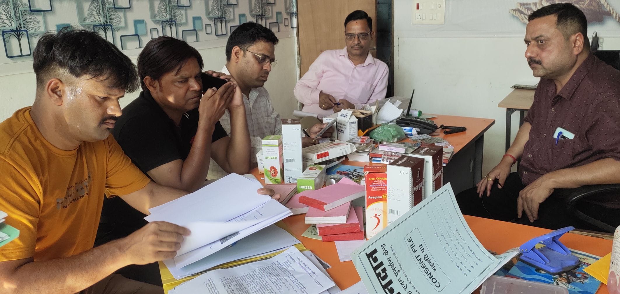 सितारगंज के जीवनदान नशामुक्ति एवं पुनर्वास केंद्र में छापामारी के दौरान अभिलेख जांचती टीम। संव? सितारगंज के जीवनदान नशामुक्ति एवं पुनर्वास केंद्र में छापामारी के दौरान अभिलेख जांचती टीम। संव?