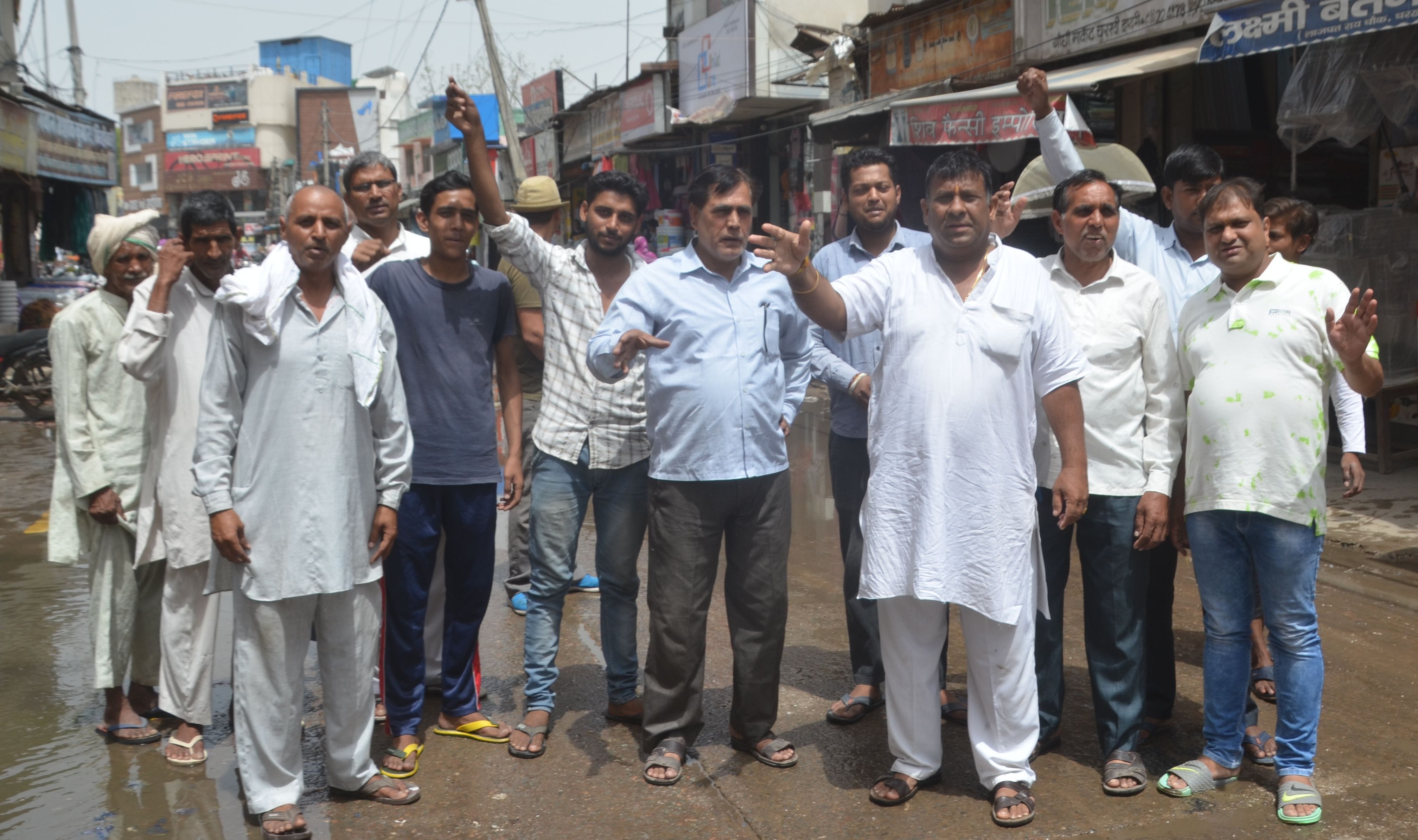 सीवर ओवरफ्लो को लेकर विभाग के खिलाफ नारेबाजी करते दुकानदार । सीवर ओवरफ्लो को लेकर विभाग के खिलाफ नारेबाजी करते दुकानदार ।