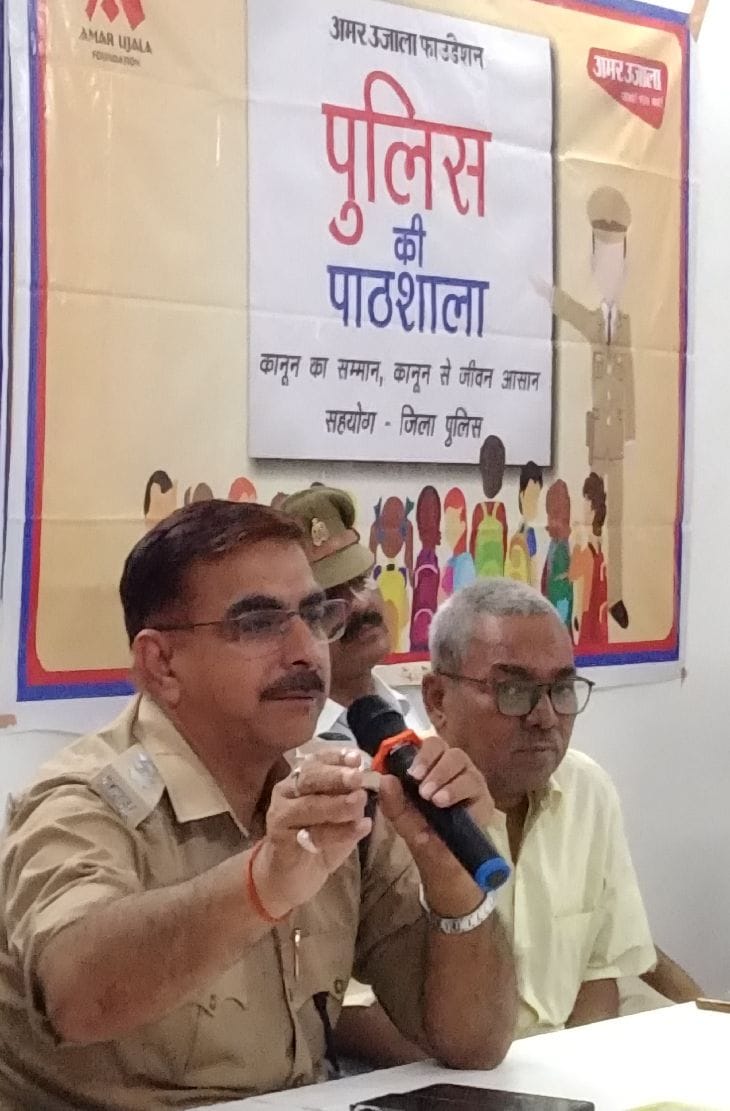 तिलहर के राजकीय महावर3द्यालय में पुलिस की पाठशाला को संबोधित करते पुलिस उपाधीक्षक अरविंद कुमार। तिलहर के राजकीय महावर3द्यालय में पुलिस की पाठशाला को संबोधित करते पुलिस उपाधीक्षक अरविंद कुमार।
