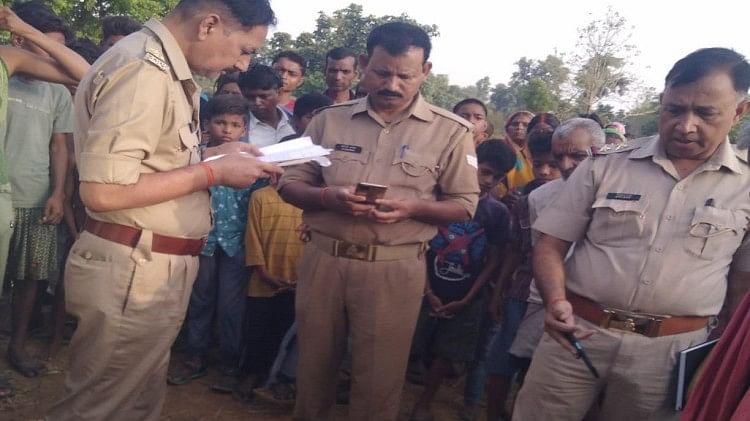 म्योरपुर थाना क्षेत्र के लिलासी गांव में पूछताछ करती पुलिस