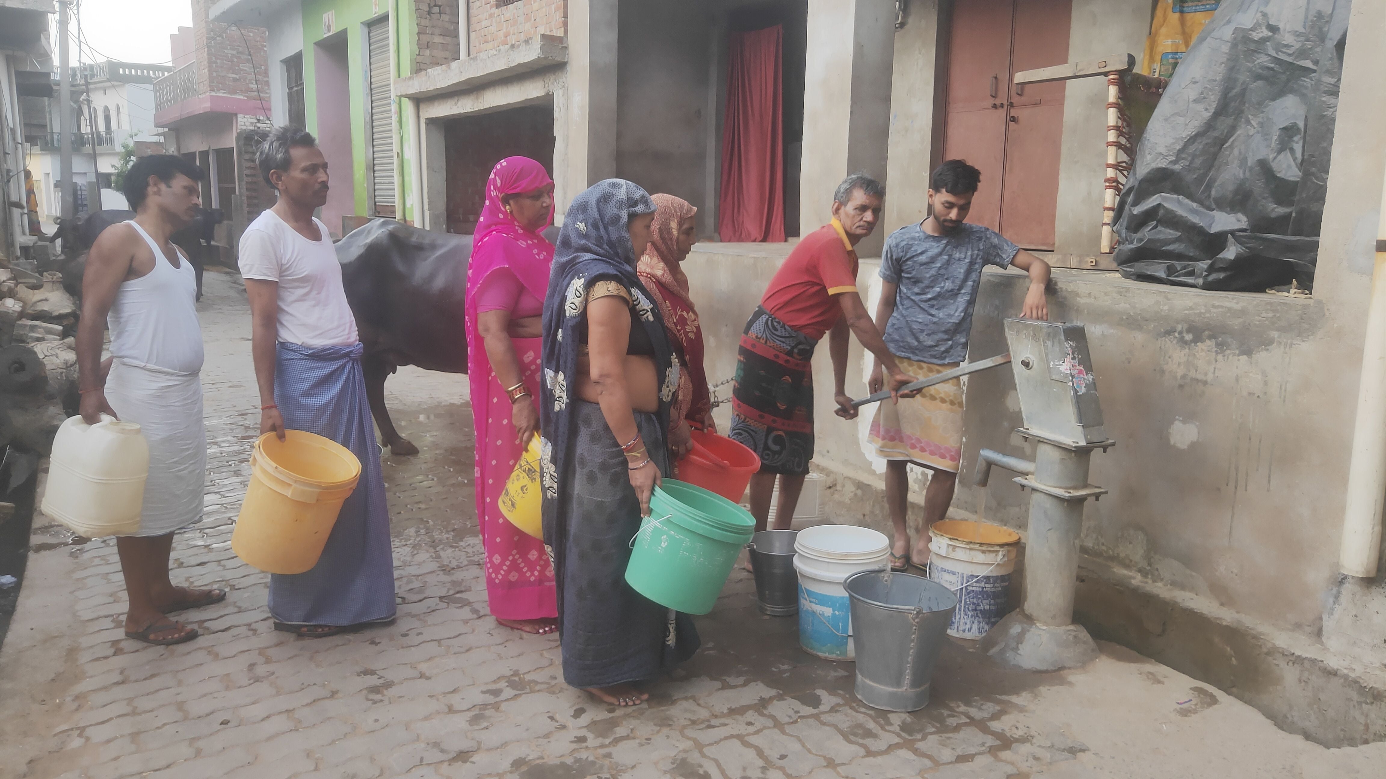 आर्यनगर मोहल्ले में पानी भरने के लिए लाइन लगाए खड़ीं महिलाएं। संवाद