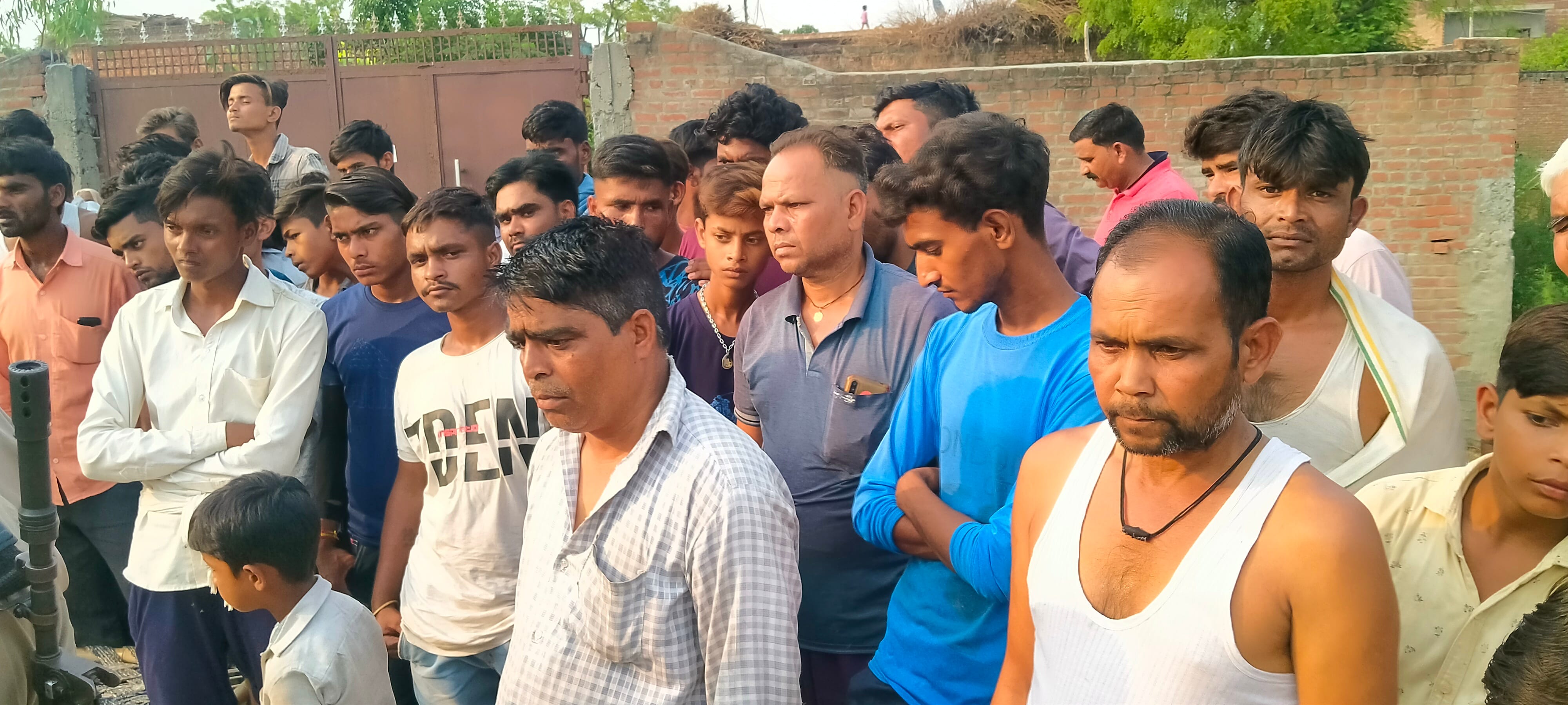 घटना स्थल के बाहर जमा ग्रामीणों की भीड़