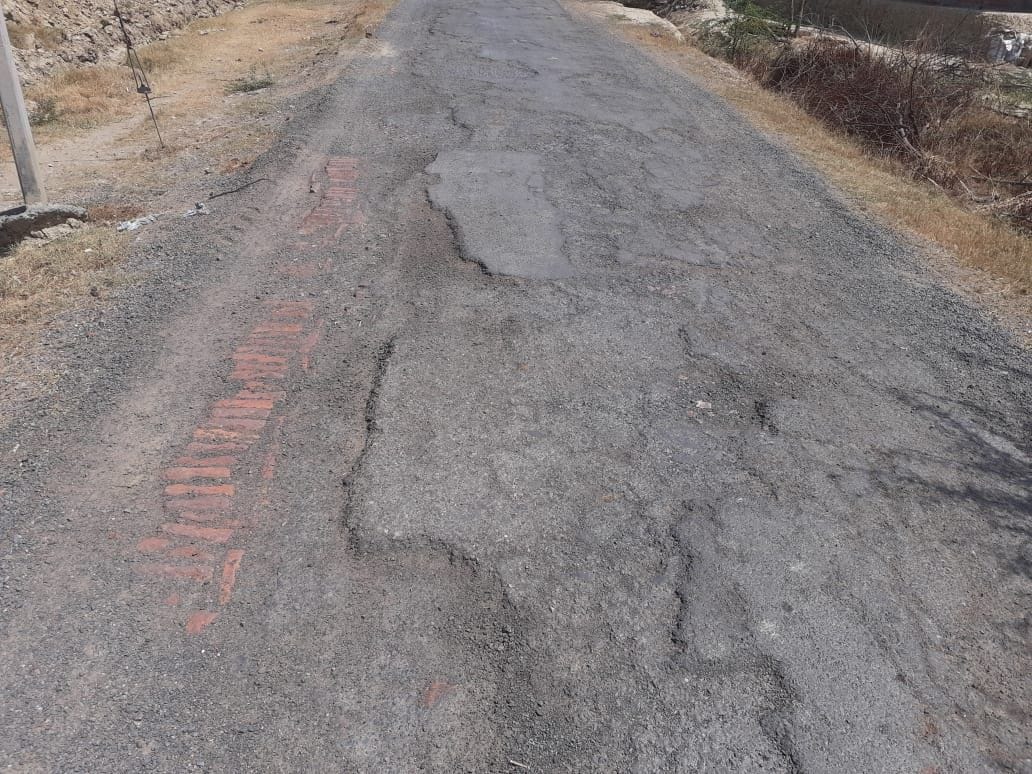 जेनपुरवा बिधूना मार्ग की खस्ताहाल सड़क। संवाद जेनपुरवा बिधूना मार्ग की खस्ताहाल सड़क। संवाद