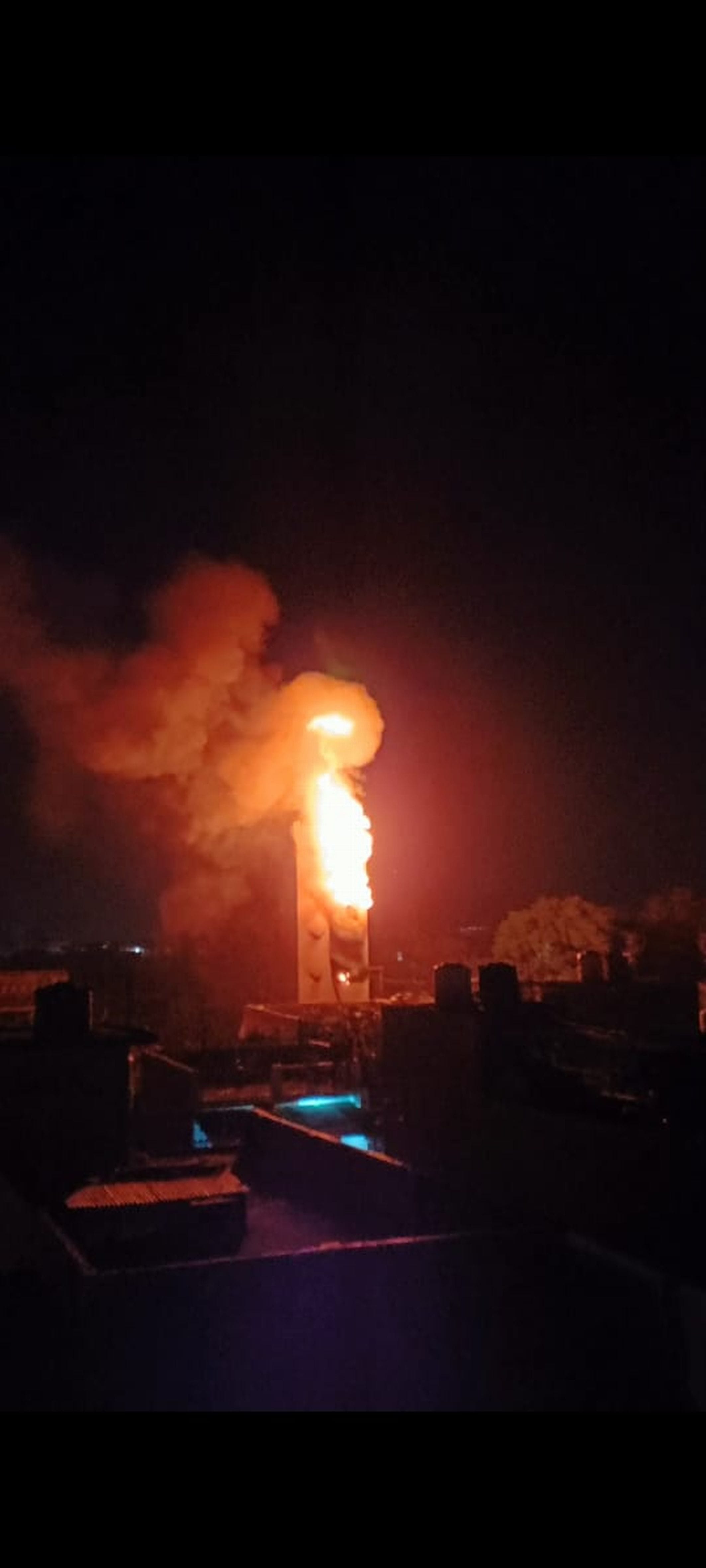खटीमा में मिठाई की दुकान में धधकती आग। संवाद खटीमा में मिठाई की दुकान में धधकती आग। संवाद