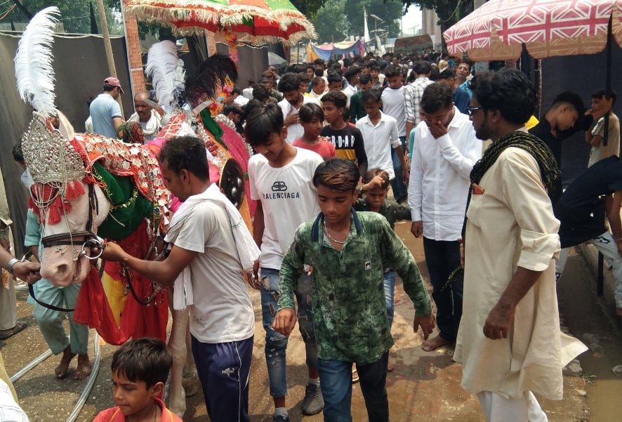 नजीबाबाद - जोगीरम्पुरी दरगाह पर मातमी जुलूस निकालती मेमन सादात की अंजुमन। नजीबाबाद - जोगीरम्पुरी दरगाह पर मातमी जुलूस निकालती मेमन सादात की अंजुमन।