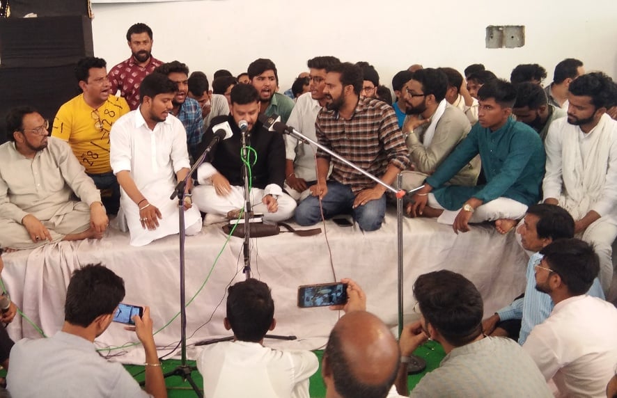 नजीबाबाद - जोगीरम्पुरी दरगाह परिसर में मर्सिया ख्वानी करती अंजुमन। नजीबाबाद - जोगीरम्पुरी दरगाह परिसर में मर्सिया ख्वानी करती अंजुमन।