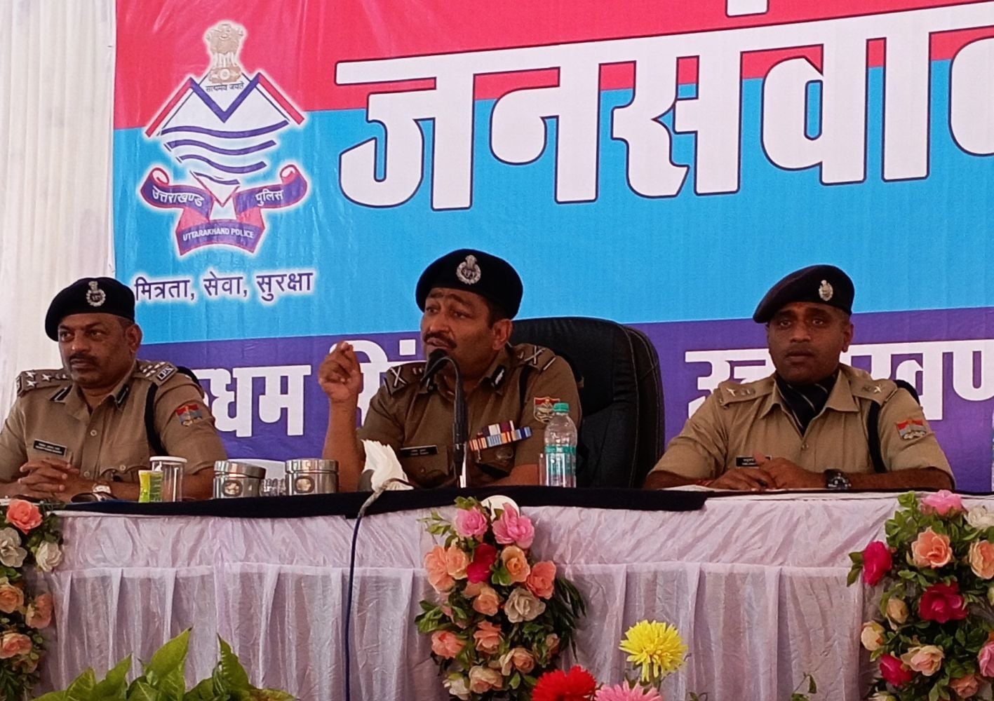 रुद्रपुर में आयोजित जनसंवाद कार्यक्रम में लोगों के सवालों का जवाब देते डीजीपी अशोक कुमार। साथ म? रुद्रपुर में आयोजित जनसंवाद कार्यक्रम में लोगों के सवालों का जवाब देते डीजीपी अशोक कुमार। साथ म?