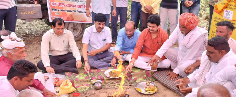 देवबंद के जखवाला में स्थित यक्षवाला तालाब का निर्माण कार्य से पूर्व भूमि पूजन करते डीएम अखिलेश स? देवबंद के जखवाला में स्थित यक्षवाला तालाब का निर्माण कार्य से पूर्व भूमि पूजन करते डीएम अखिलेश स?