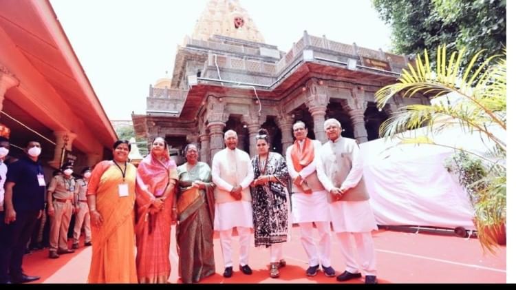 मंदिर परिसर में खिंचवाई फोटो
