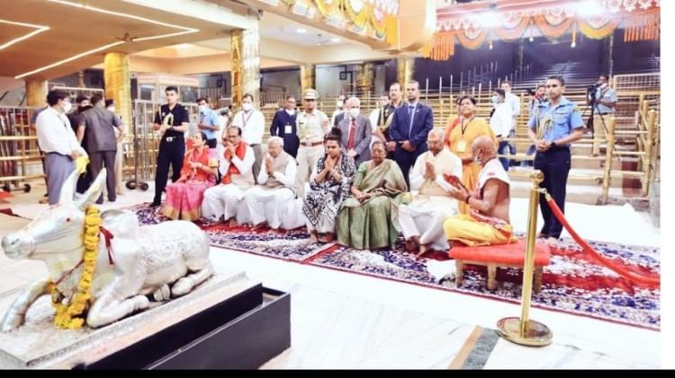 नंदी हॉल में बैठकर किया महाकाल का ध्यान