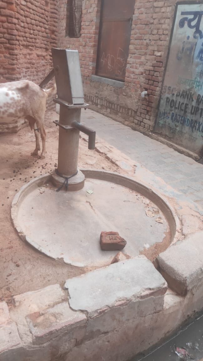 आर्य नगर में लगा खराब हैंडपंप, सही होता तो आज यह पानी संकट होने पर काम आता। संवाद