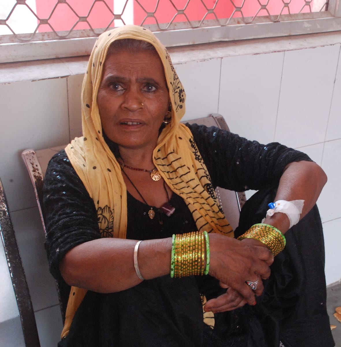 बागपत जिला अस्तपाल में दोपहर के समय गर्मी के कारण बाहर बैठी महिला मरीज बागपत जिला अस्तपाल में दोपहर के समय गर्मी के कारण बाहर बैठी महिला मरीज