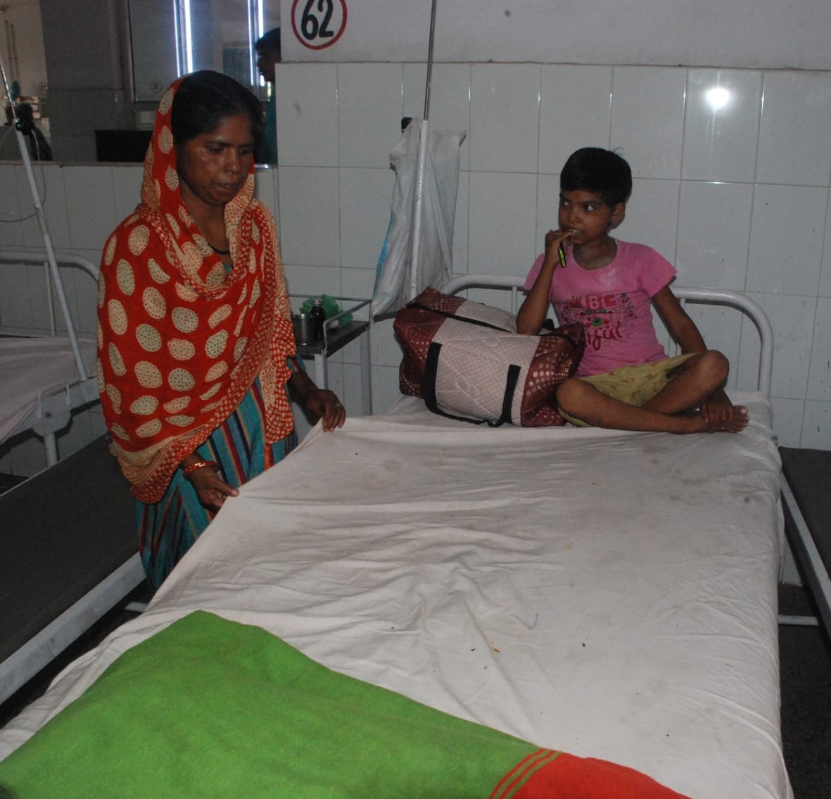 बागपत में जिला अस्तपाल में गंदी चादर दिखाती महिला बागपत में जिला अस्तपाल में गंदी चादर दिखाती महिला