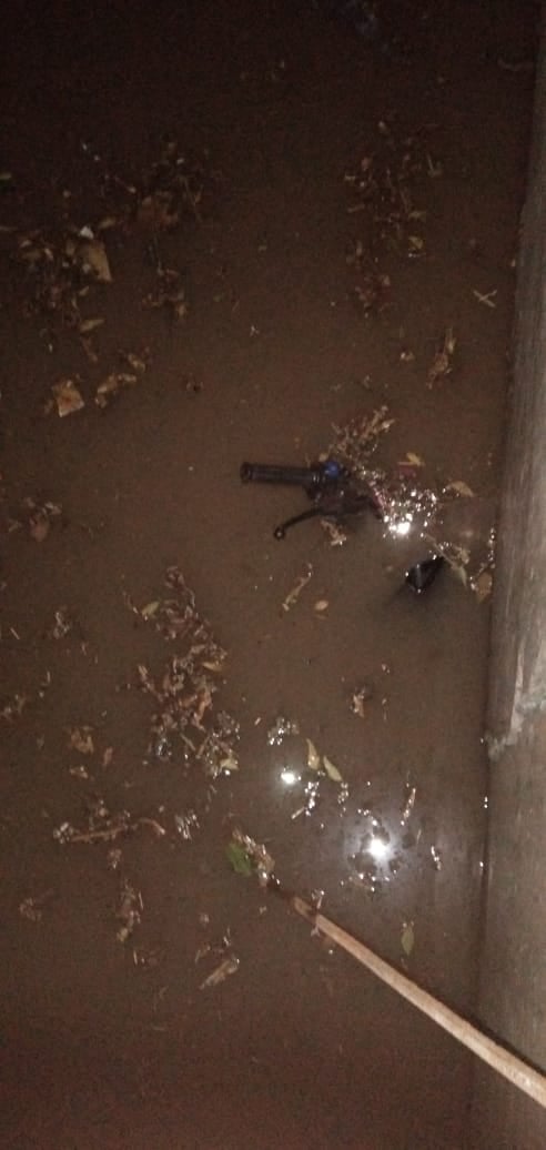 बागपत-मेरठ रोड स्थित महनवा पुलिया में गिरी बाइक बागपत-मेरठ रोड स्थित महनवा पुलिया में गिरी बाइक