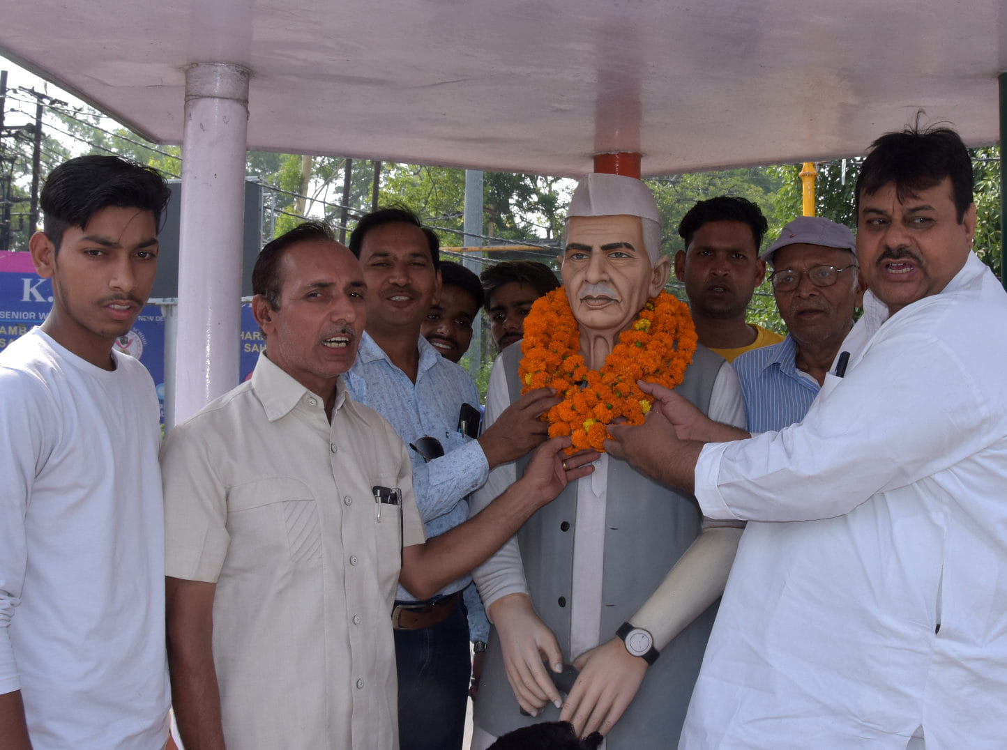 चौधरी चरण सिंह चौक पर उनकी प्रतिमा पर माल्यअर्पित कर पुण्यतीथि मनाते राष्ट्रीय लोकदल कार्यकर्त? चौधरी चरण सिंह चौक पर उनकी प्रतिमा पर माल्यअर्पित कर पुण्यतीथि मनाते राष्ट्रीय लोकदल कार्यकर्त?