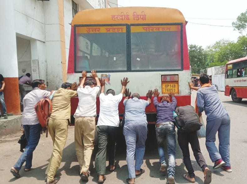 फोटो-11- रोडवेज बस में धक्का लगाते चालक व यात्री फोटो-11- रोडवेज बस में धक्का लगाते चालक व यात्री