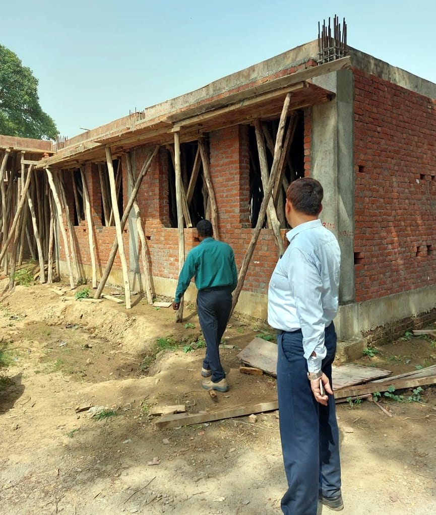 जमुनाबाद फार्म पर निरीक्षण करते डीसीटीओ जमुनाबाद फार्म पर निरीक्षण करते डीसीटीओ