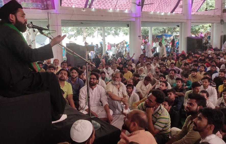 नजीबाबाद की जोगीरम्पुरी दरगाह पर मजलिस को खिताब करते शिया विद्वान। नजीबाबाद की जोगीरम्पुरी दरगाह पर मजलिस को खिताब करते शिया विद्वान।