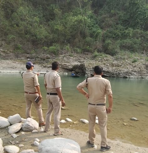 रामनगर के गर्जिया में कोसी नदी में डूबे किशोर को तलाशती हुई पुलिस। रामनगर के गर्जिया में कोसी नदी में डूबे किशोर को तलाशती हुई पुलिस।