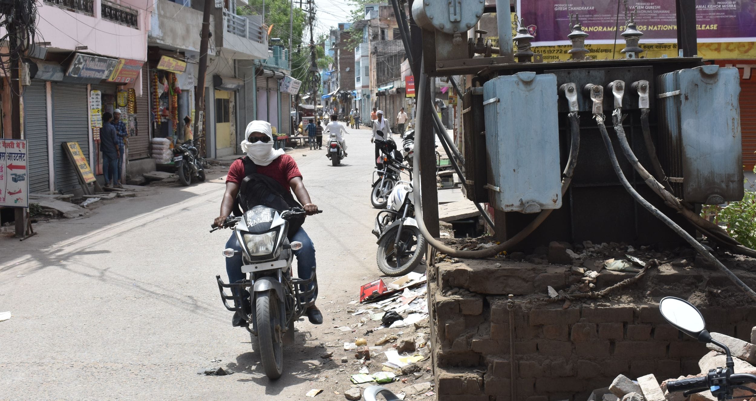 सदाशिव टाकीज के सामने खुले में रखा ट्रांसफार्मर। संवाद