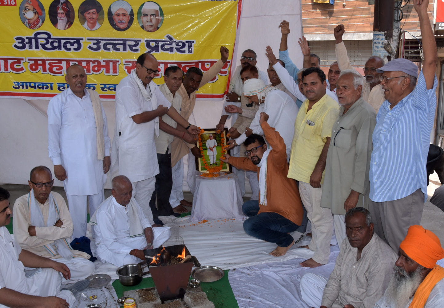 धरना स्थल हकीकत नगर में चौधरी चरण सिंह की पुण्यतीथि मनाते अखिल उत्तर प्रदेश जाट महासभा के पदाधिक? धरना स्थल हकीकत नगर में चौधरी चरण सिंह की पुण्यतीथि मनाते अखिल उत्तर प्रदेश जाट महासभा के पदाधिक?