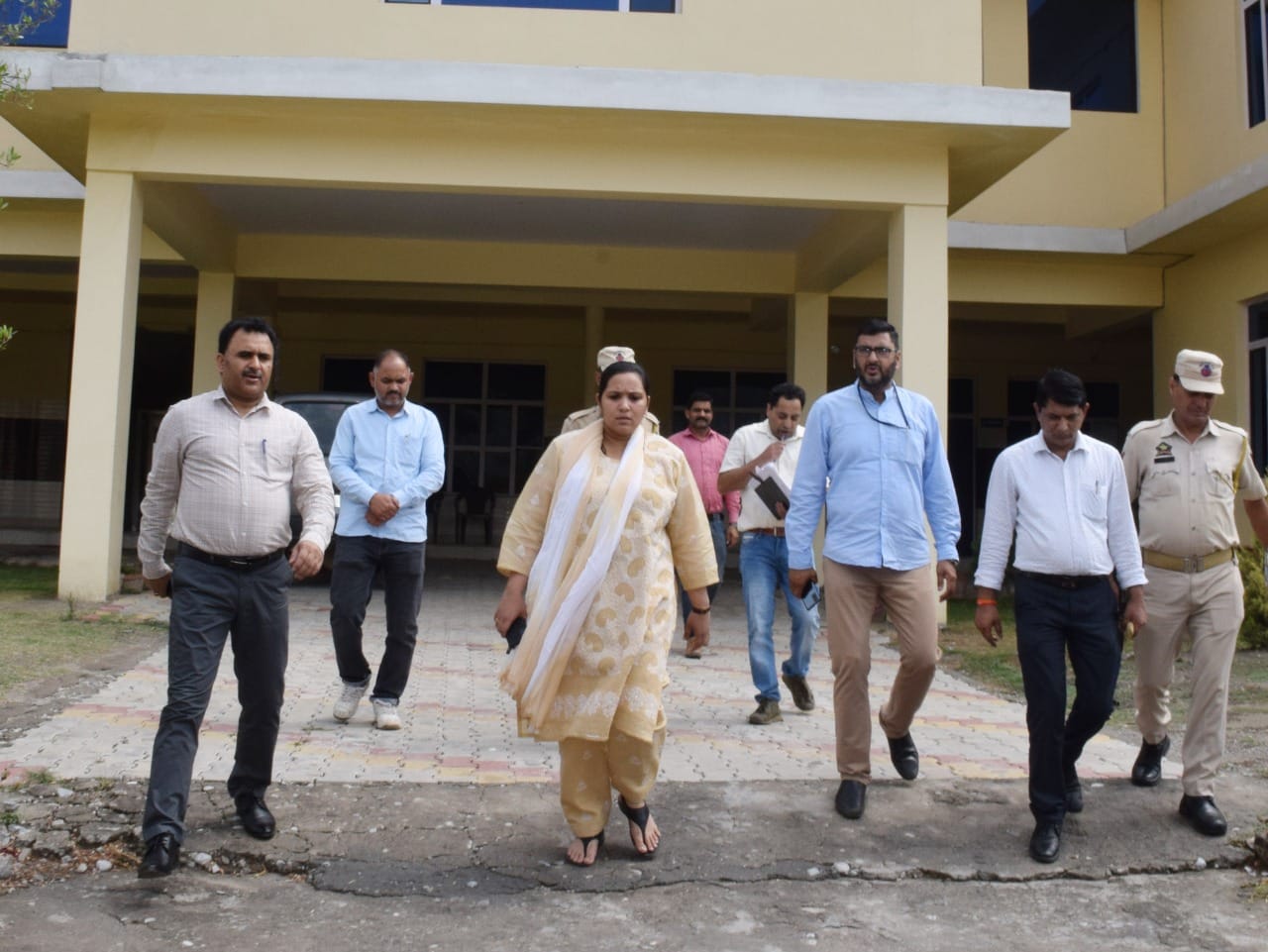 उधमपुर। अमरनाथ यात्रियों की सुविधाओं के लिए किए गए प्रबंधों का जायजा लेतीं डीसी कृतिका ज्योतसना उधमपुर। अमरनाथ यात्रियों की सुविधाओं के लिए किए गए प्रबंधों का जायजा लेतीं डीसी कृतिका ज्योतसना
