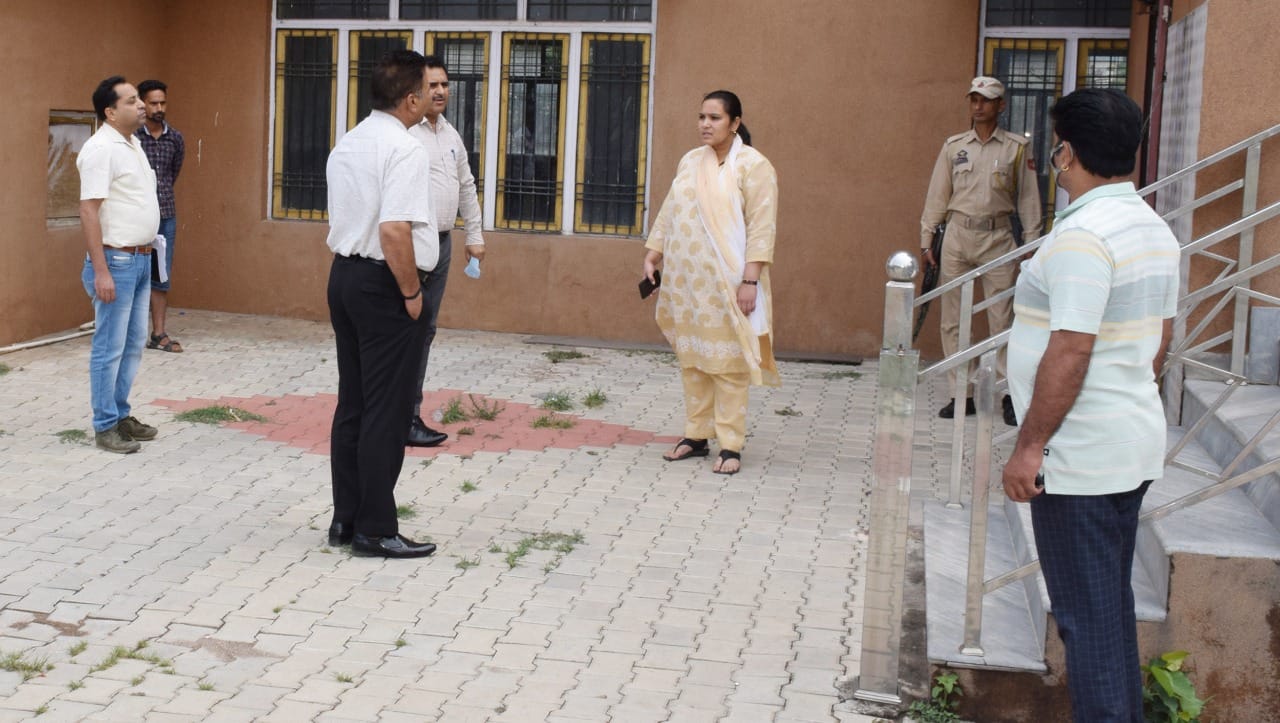 उधमपुर। अमरनाथ यात्रियों की सुविधाओं के लिए किए गए प्रबंधों का जायजा लेतीं डीसी कृतिका ज्योतसना उधमपुर। अमरनाथ यात्रियों की सुविधाओं के लिए किए गए प्रबंधों का जायजा लेतीं डीसी कृतिका ज्योतसना