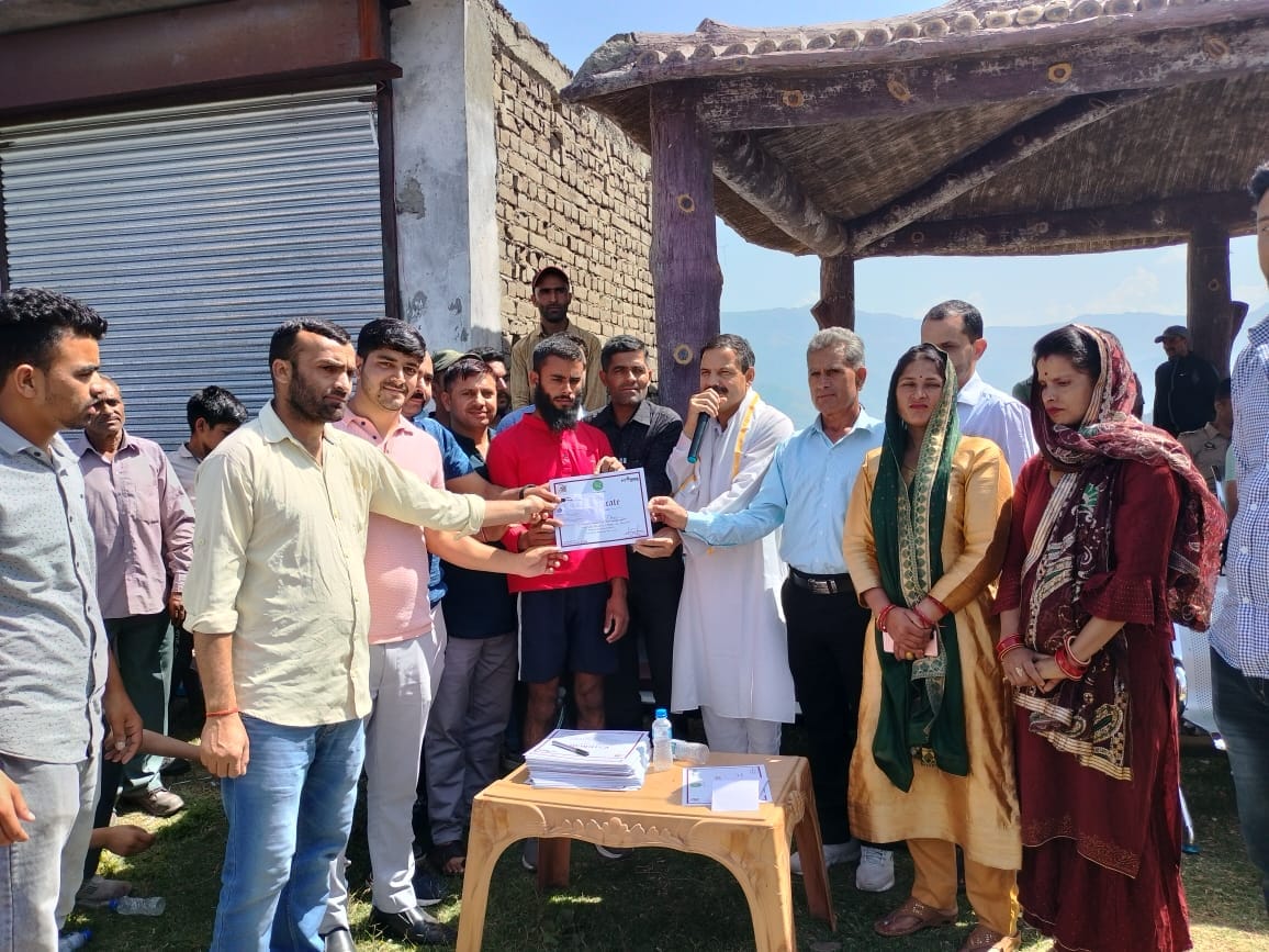 उधमपुर। नशे के खिलाफ आयोजित 24वीं मैराथन के विजेताओं को सम्मानित करते डोगरा क्रांति दल के संरक्षण उधमपुर। नशे के खिलाफ आयोजित 24वीं मैराथन के विजेताओं को सम्मानित करते डोगरा क्रांति दल के संरक्षण