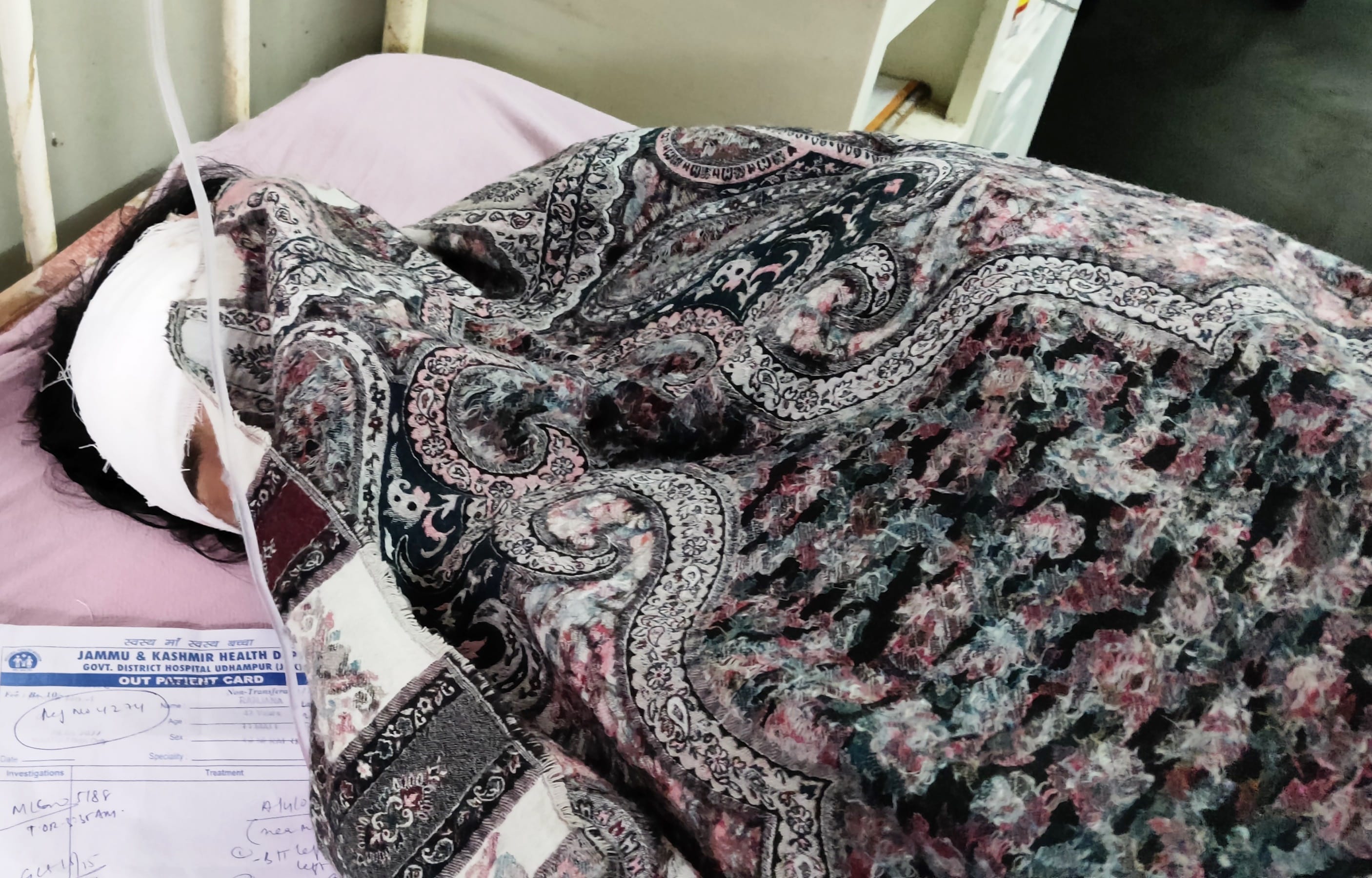 उधमपुर: सड़क हादसे में घायल जिला अस्पताल में उपचार दिन. उधमपुर: सड़क हादसे में घायल जिला अस्पताल में उपचार दिन.